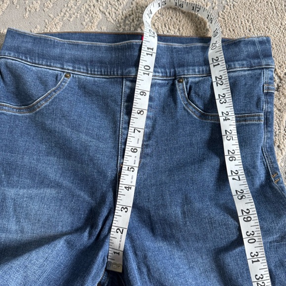 Spanx Jeans Cropped Flare Denim Medium Wash
High rise pull on medium - Picture 5 of 11